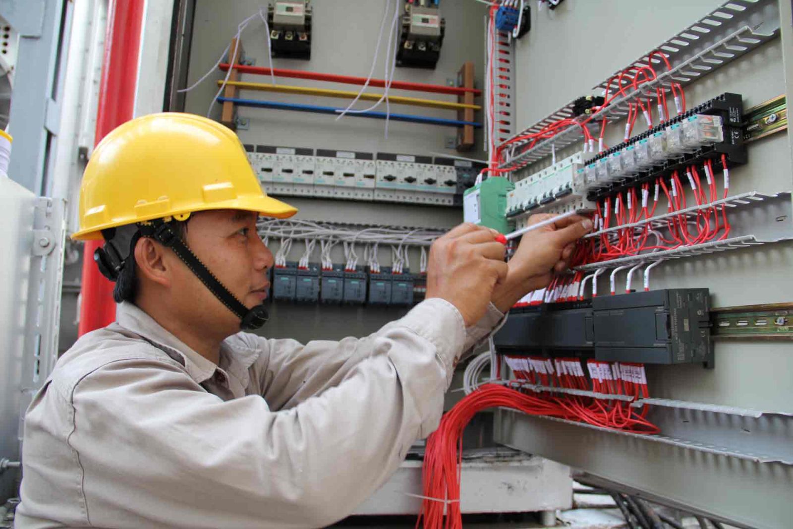 Lắp đặt thiết bị điện
